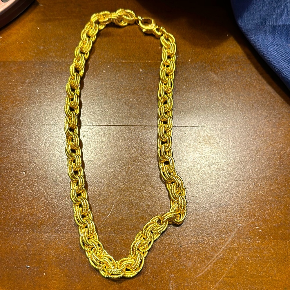Beautiful loop gold necklace for women. Tag reads Bellezza.